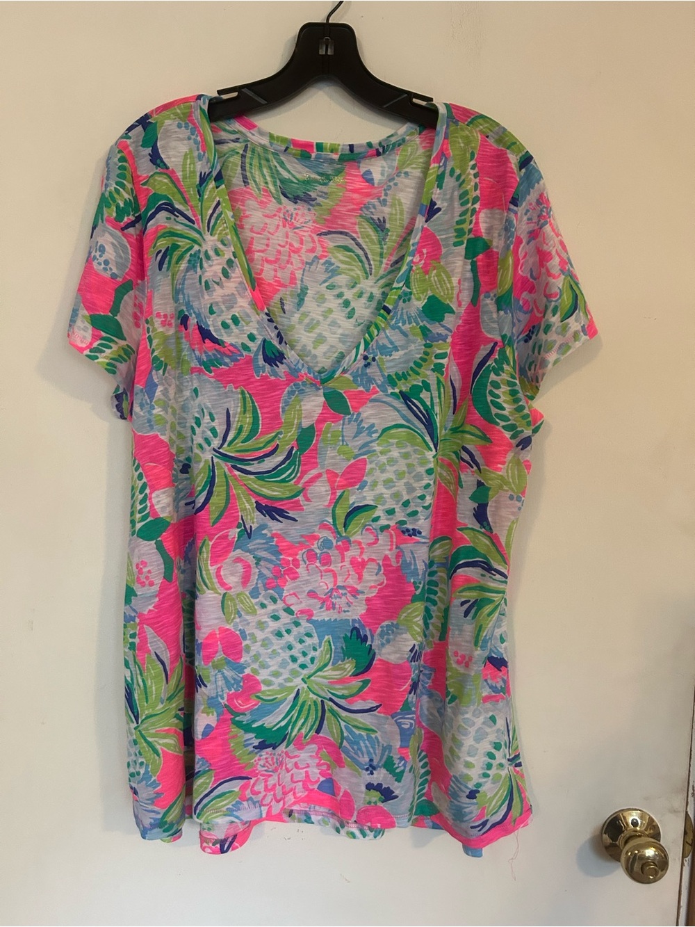 Lilly Pulitzer Etta V-Neck T-Shirt - Pineapple Print - Size XXL Like new